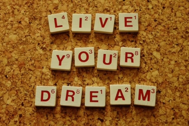 שלט ניאון ובו הכיתוב live your dream